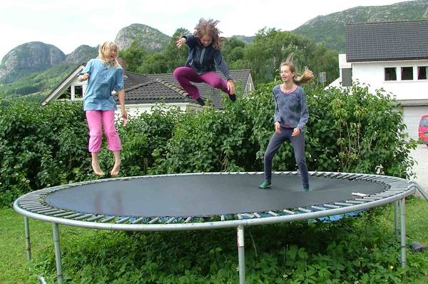 Terugbetaling Tot ziens Trouwens Weight Limit On Trampoline: How Much Weight Can a Trampoline Hold?